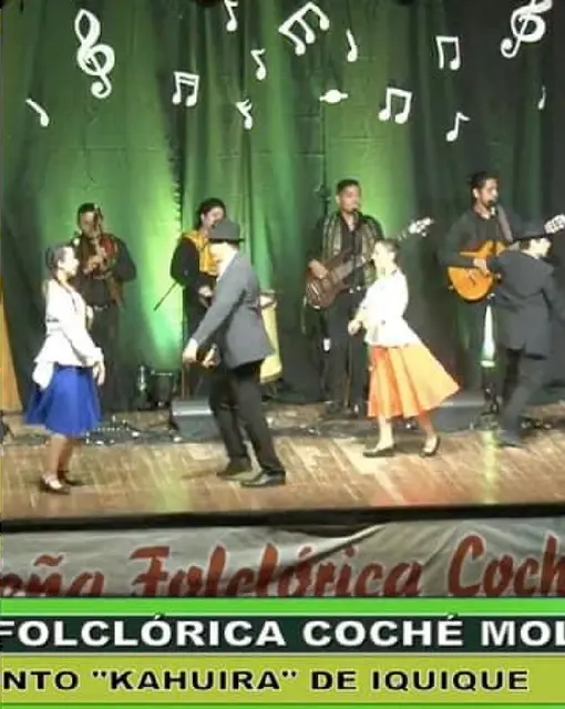 Kahuira bailando sobre el escenario de la Peña Folclórica Coche Molina en Castro, Chiloé