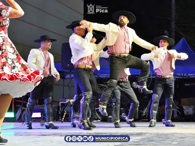 Huasos de Kahuira con chaqueta blanca, chupallas negras y espuelas zapateando en el escenario