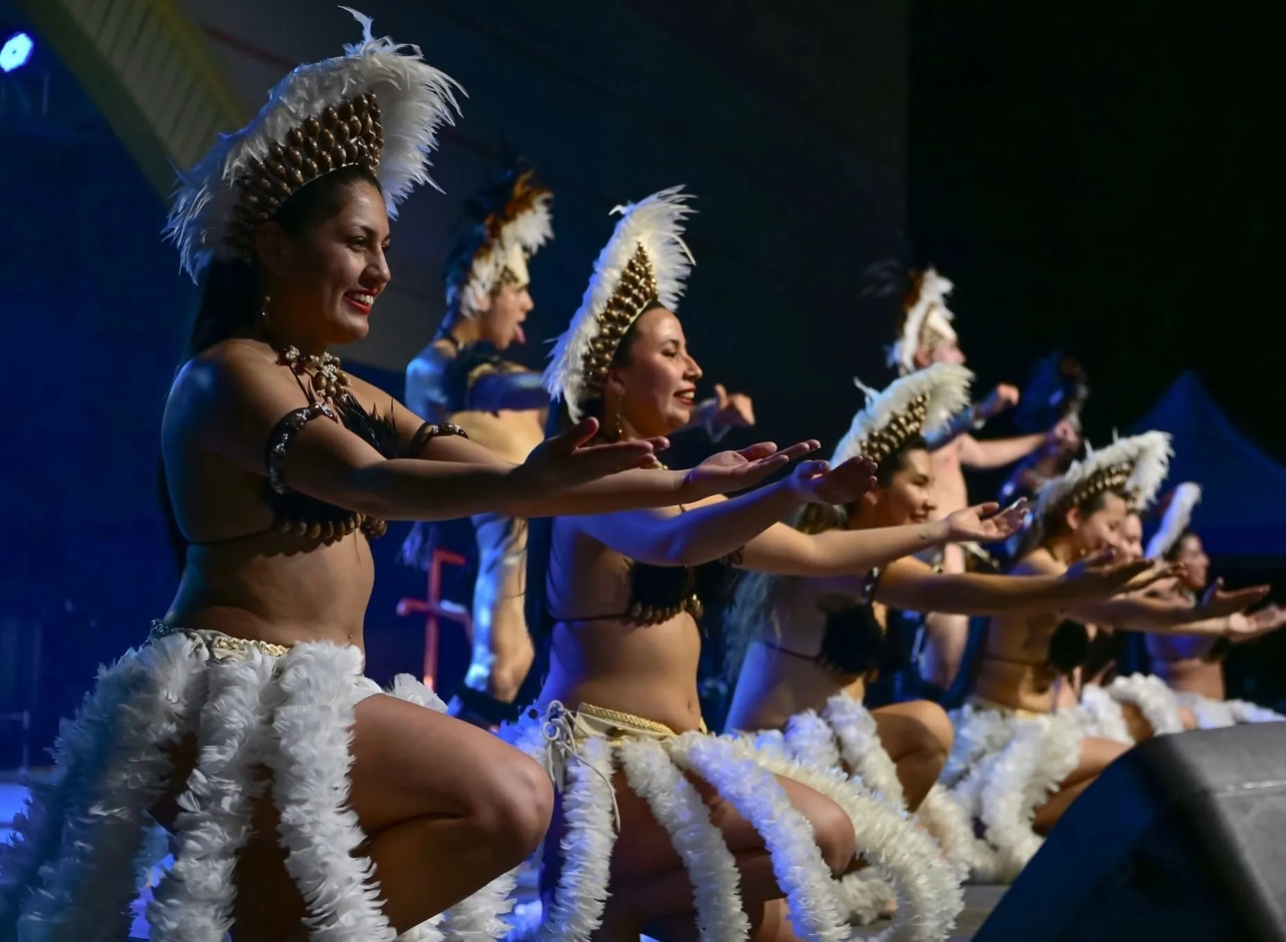 Bailarinas de Kahuira interpretando una danza Rapa Nui sobre el escenario